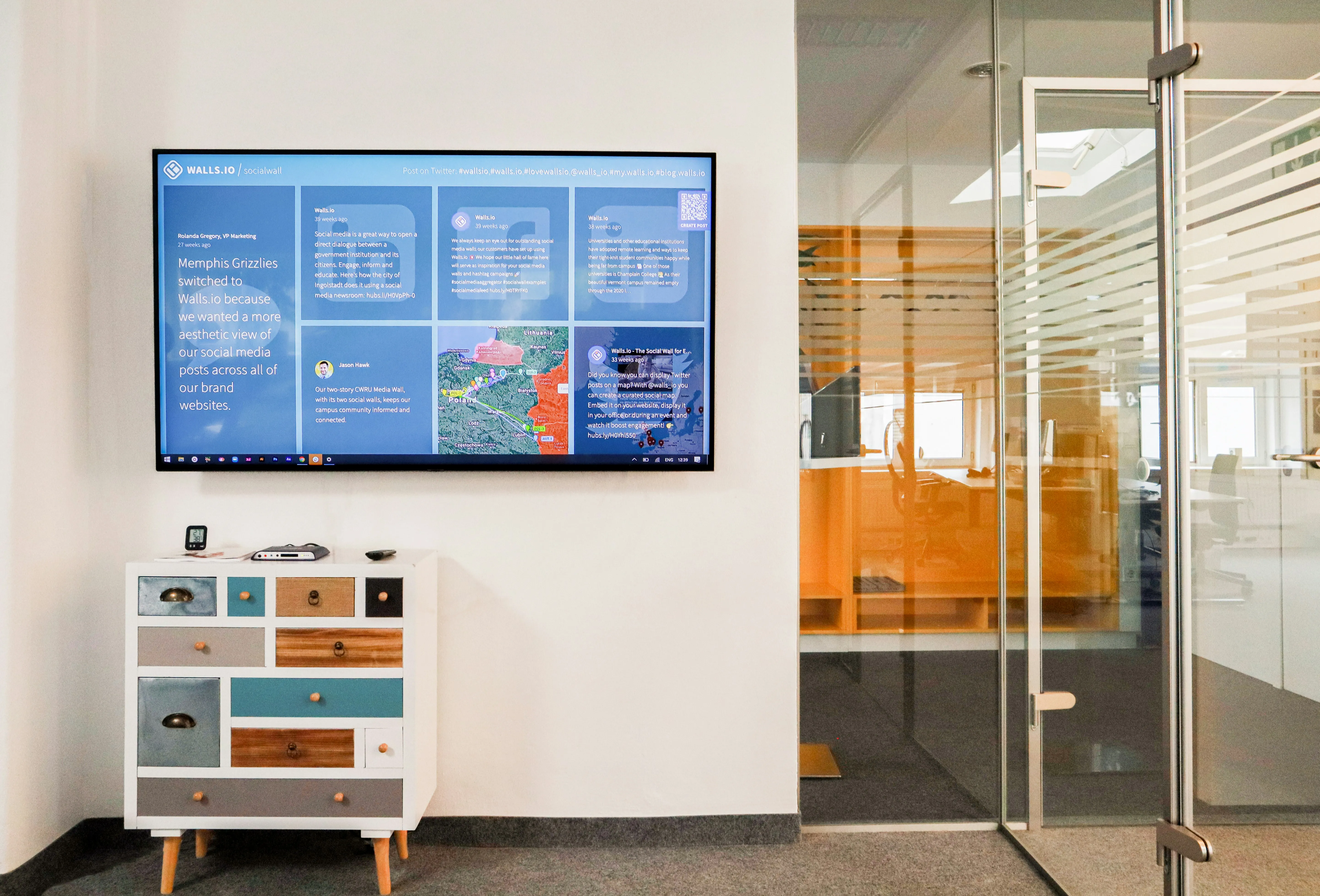 A digital signage screen shows a TV dashboard tracking call center metrics